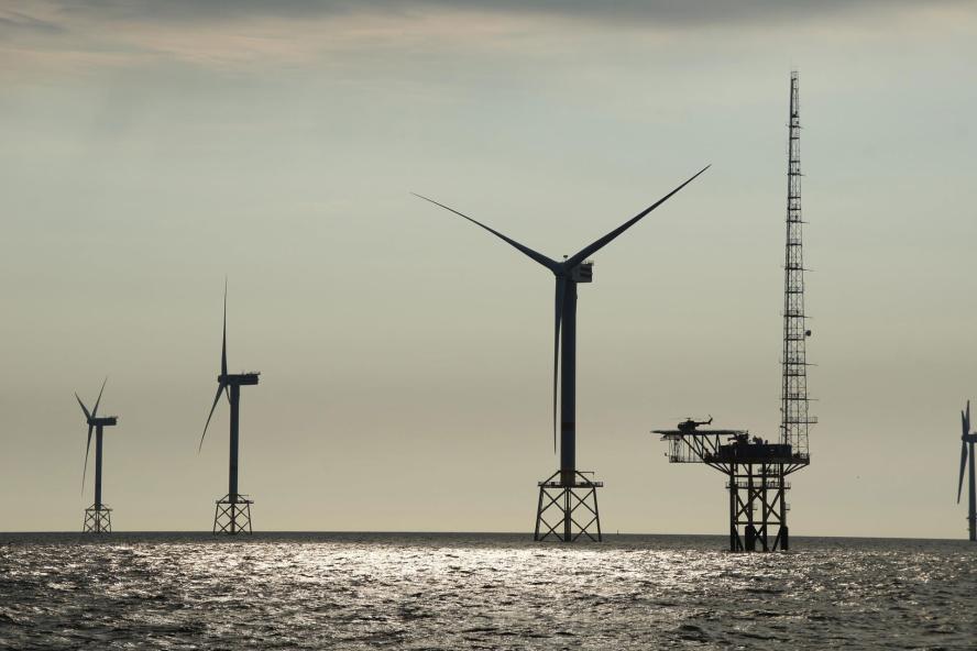 Offshore wind turbines with met-tower and helicopter (Photo credit: Gerrit Wolken-Moehlmann)